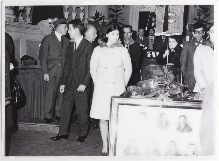 Gattatico-Reggio Emilia, 27-30 marzo 1970, Funerali di Alcide Cervi, camera ardente nella Sala del Tricolore di Reggio Emilia